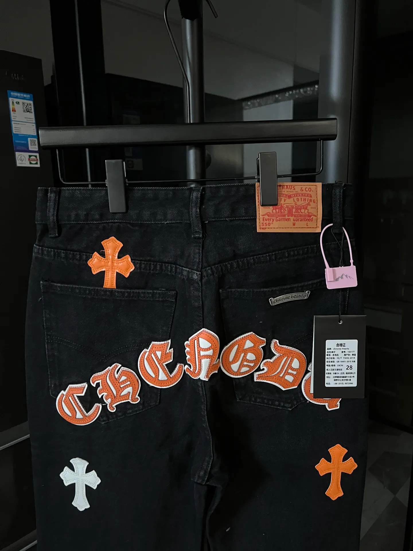 P260 [Next day] Chrome Hearts/Chrome Hearts CH Hong Kong City Limited Series Sanskrit Cross Patch Leather Jeans (Black) Black and Orange Color - Hong Kong Limited Fashion players, Chrome Hearts Hong Kong City Limited Jeans are now available!  The unique color scheme is like the intertwining of vitality and romance of Hong Kong. The three-dimensional letters between the hips seem to tell the story of the city. The customized hardware, the three-dimensional and thick cross stamens, and the hand-cut leather washers make the details full of luxury.  Handcrafted and made of environmentally friendly materials, comfort and quality coexist. Owning it is not only an outfit, but also a status symbol. Globally limited edition, don’t miss it.  Size: 28 30 32 34 (corresponding to s-xl) Detailed size can be found in Figure 9